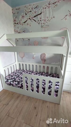 Детская кроватка домик