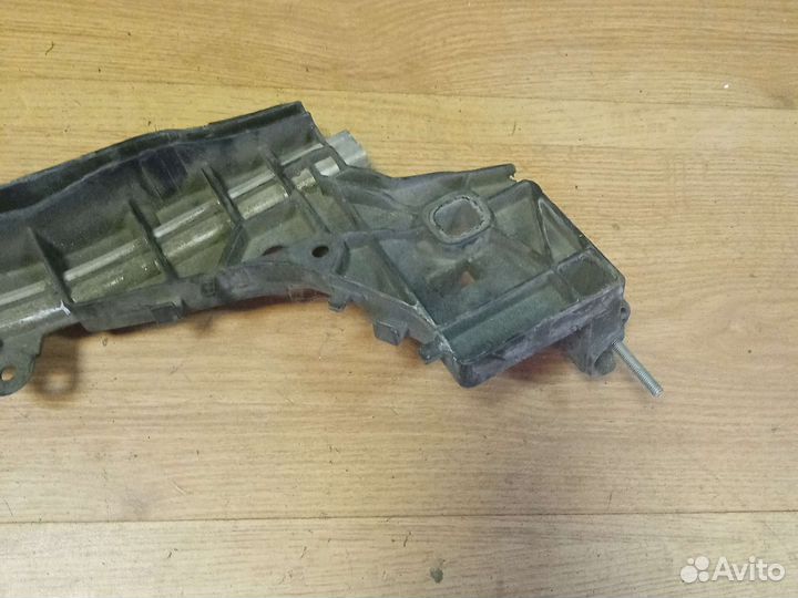 Кронштейн радиатора Mersedes Benz C-class