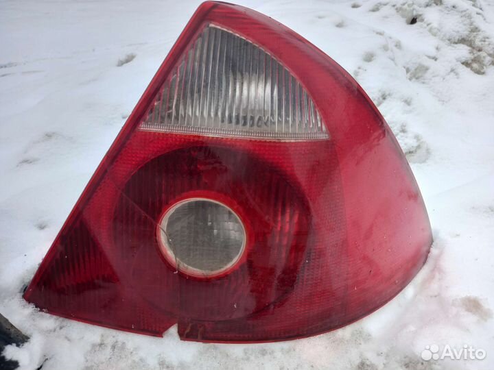 Задние фонари форд мондео 3.на одном дефект