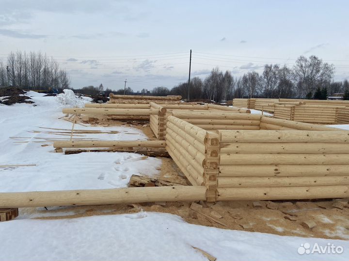 Срубы дома и бани из зимнего леса