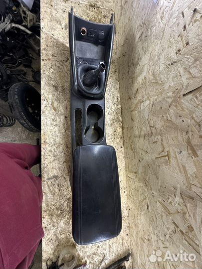 Центральная консоль подлокотник Kia Cerato 2 Coup