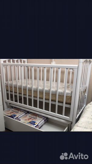 Детская кроватка с маятником и ящиком