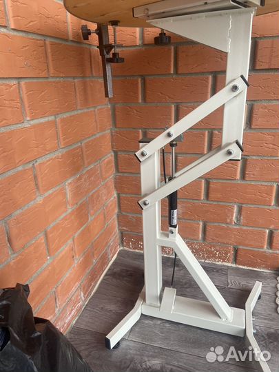 Стол для груминга на пневмоподъемнике