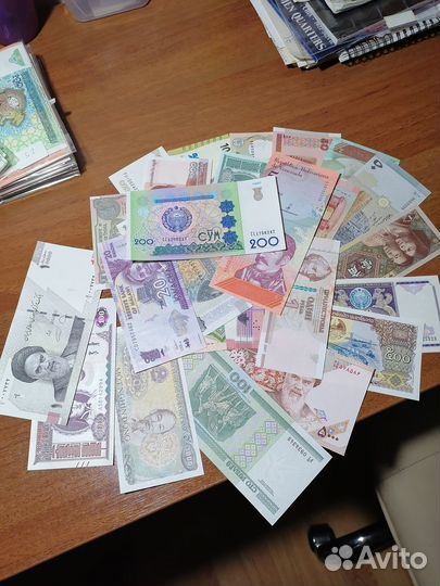 Набор разных зарубежных банкнот в альбоме