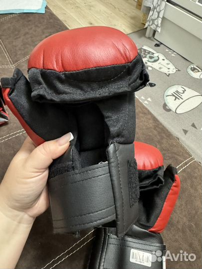 Шлем, перчатки и защита для рукопашного боя