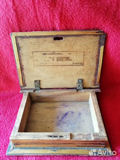 Старинная деревянная шкатулка в виде книги