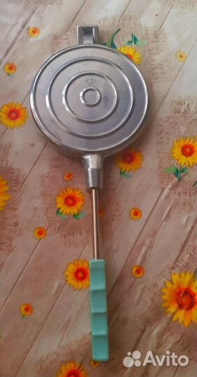 Вафельница новая СССР; орешница СССР