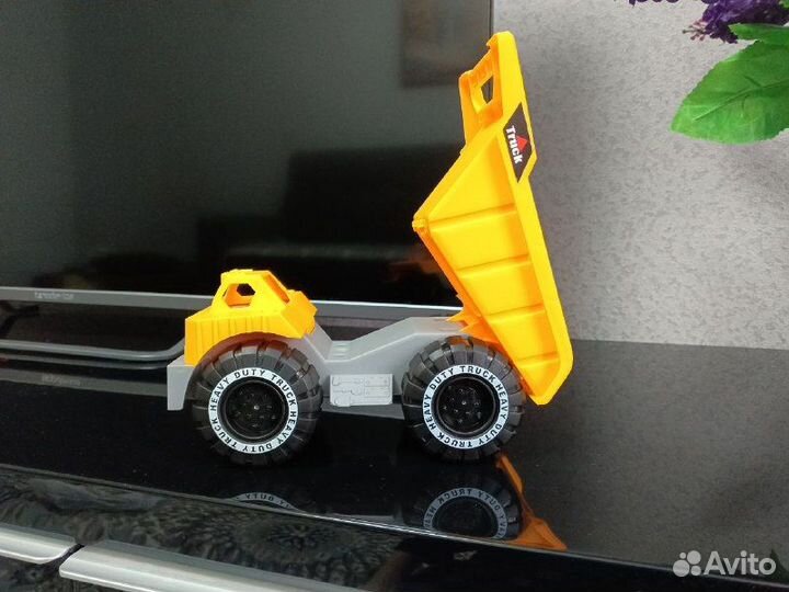 Игрушка самосвал