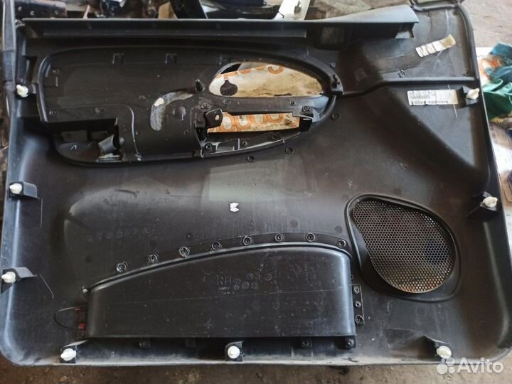 Обшивка двери Chevrolet Trailblazer GMT360