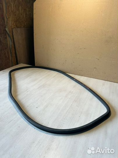 Уплотнитель двери передний правый Volkswagen Golf