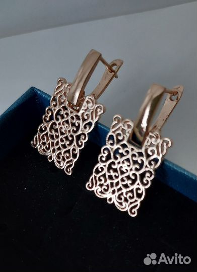 Золотые серьги с ажурными подвесками позолота