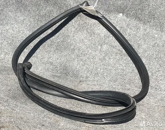 Уплотнительная резинка передняя правая Nissan