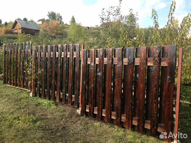 Забор из деревянных досок. Забор доска объявлений. Бетонный забор с деревом. Деревянный забор. Забор доска объявлений.