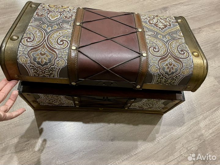 Сундук из дерева с отделкой натуральной кожей