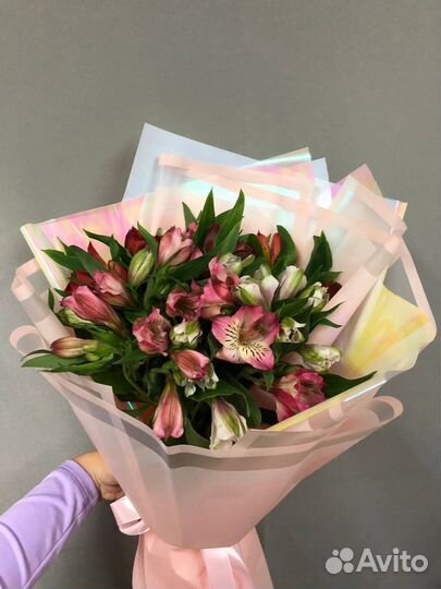 Букет из 9 красных,белых и розовых альстромерий