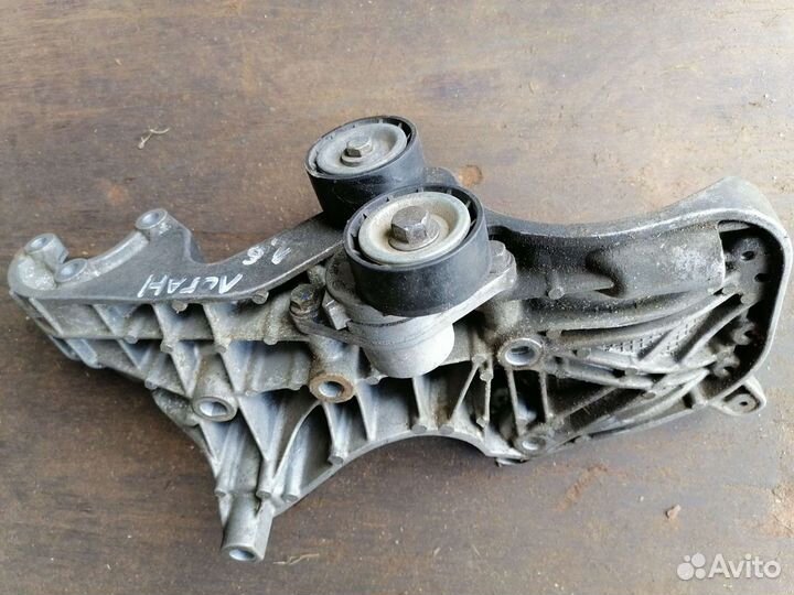 Кронштейн генератора Сандеро Логан