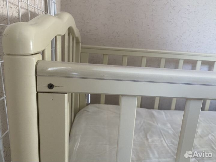 Детская кроватка с маятником