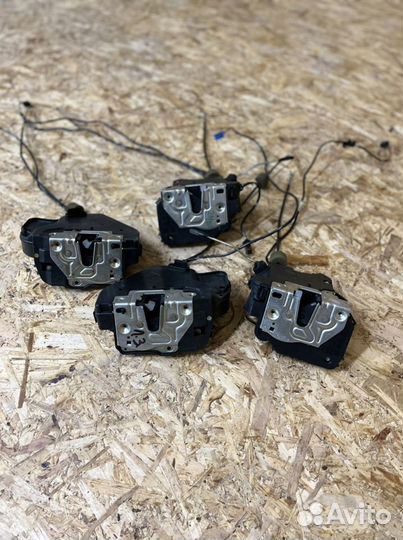 Замок двери мерседес w211