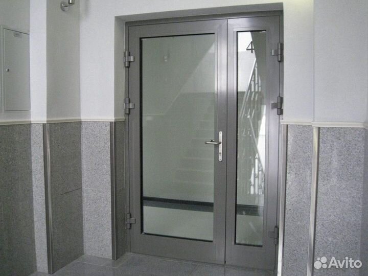 Дверь противопожарная стеклянная алюминиевая