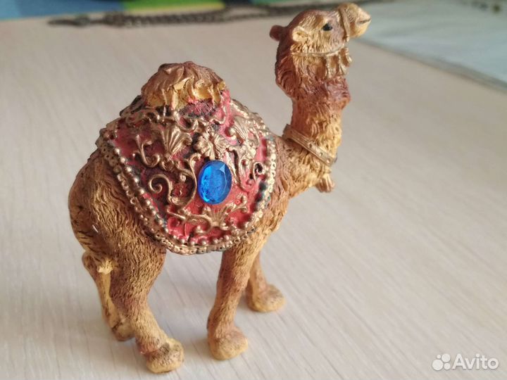 Фигурка верблюда