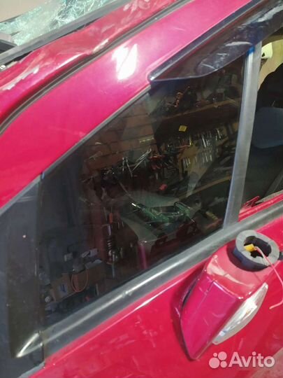 Стекло переднее левое глухое Пежо 308