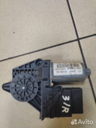 Мотор стеклоподъемника задний правый Volkswagen