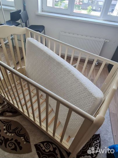 Детская кроватка с маятником и ящиком