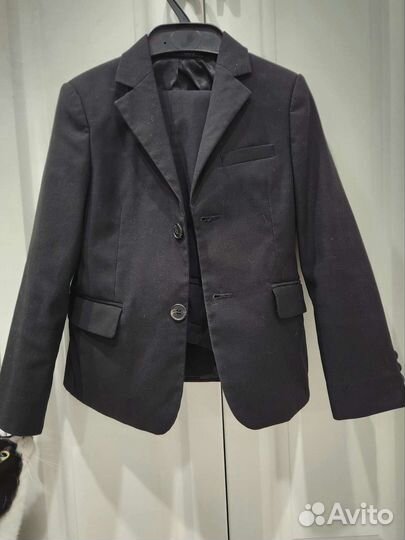 Школьный костюм, рубашка-поло и обувь