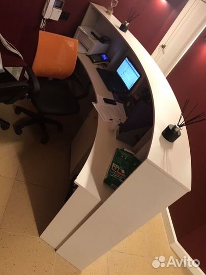 Ресепшен золото, ресепшн по фасаду цветной пластик