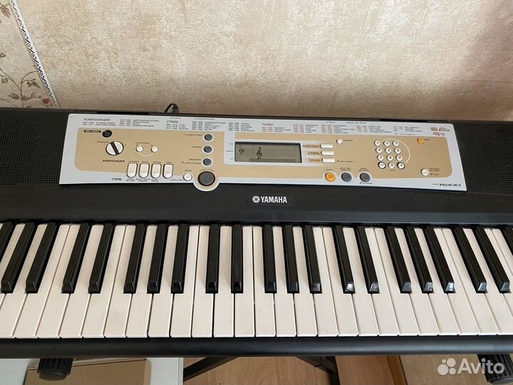Синтезатор Yamaha psr r200
