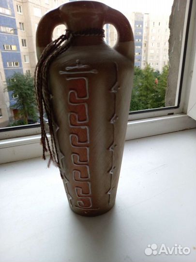 Статуэтки и вазы в ассортименте