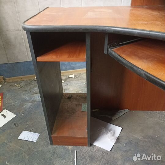 Стол угловой офисный с подставкой для клавиатуры