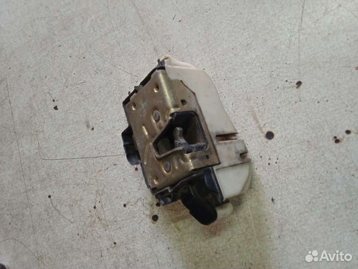 Замок двери передний правый Volkswagen Golf 3