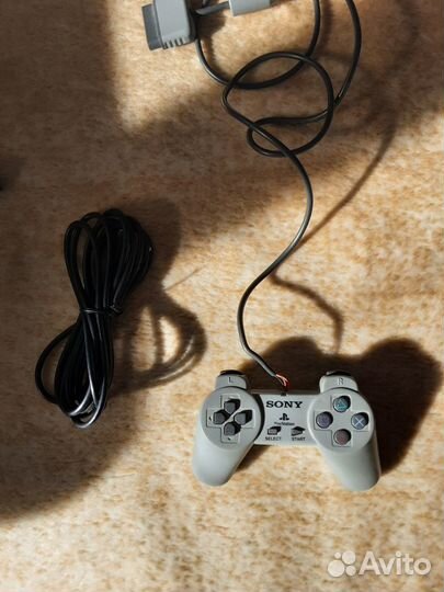 Пульт от игровой приставки PlayStation и провода