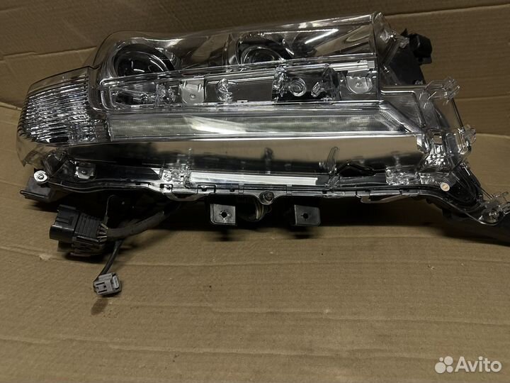 Toyota Land Cruiser 200 фара правая