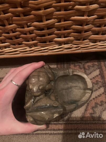 Пепельница из оникса с лягушками