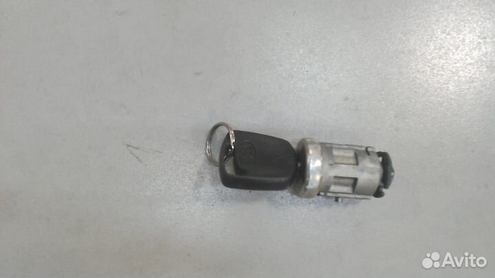 Личинка замка Ford Fiesta, 2001