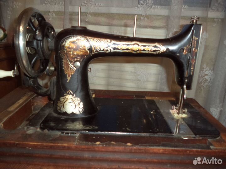 Антикварная швейная машина