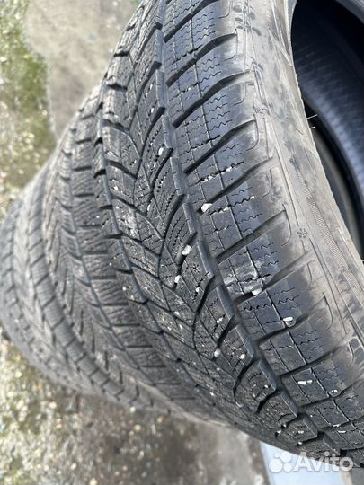 Goodyear UltraGrip Performance 215/55 R18 99V