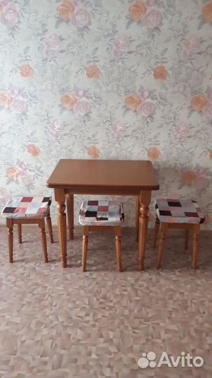 Стол и табуретки