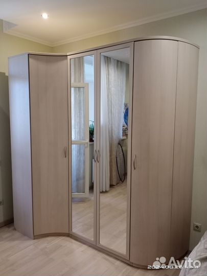 Угловой шкаф с зеркалом и кровать Filippe Grandy