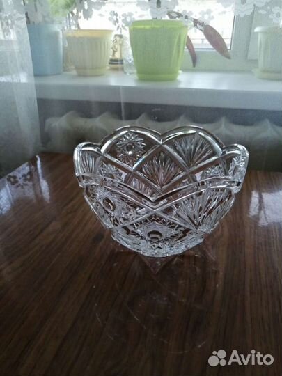 Хрустальные вазы разных размеров и форм