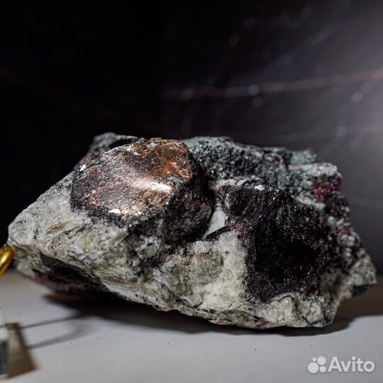 Флогопит, эвдиалит, апатит