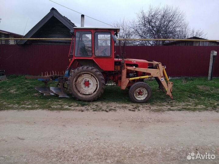 Вспахать землю трактором