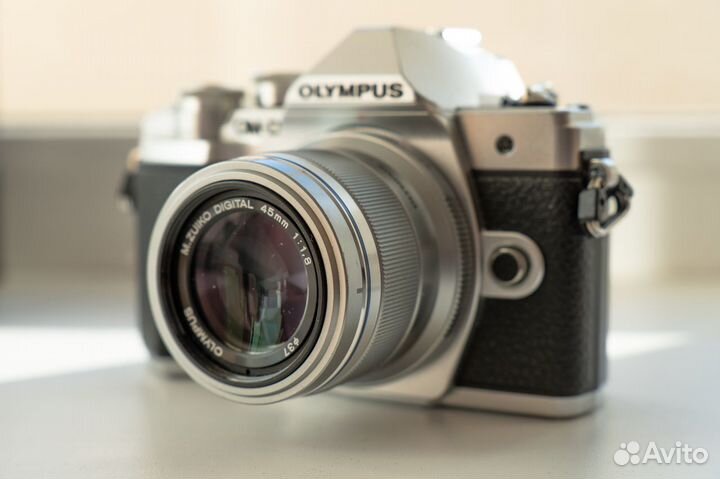 Olympus OMD EM10 Mark 3 Body+ olympus 45mm 1.8