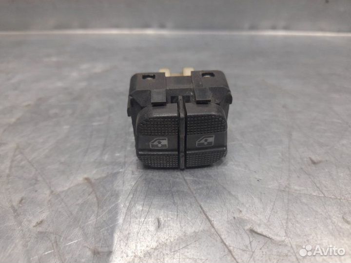 Кнопка стеклоподъемника Volkswagen Passat B4