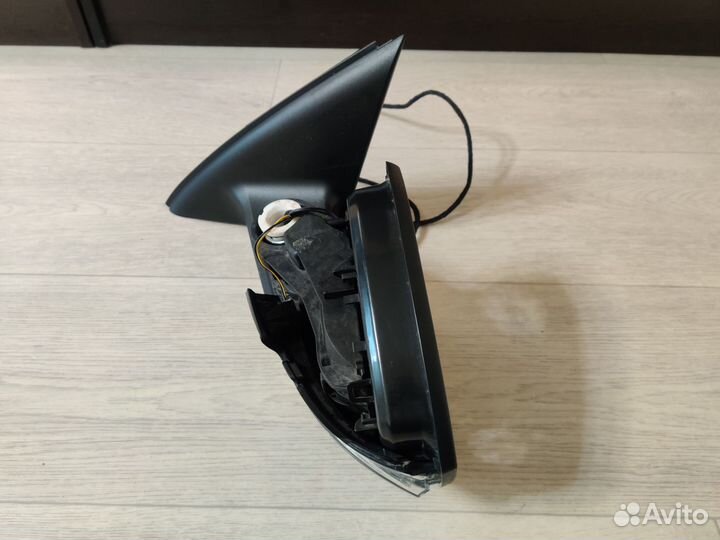 Корпус зеркала левое Skoda Octavia A7