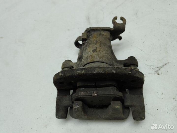 Суппорт тормозной задний правый Mitsubishi Carisma