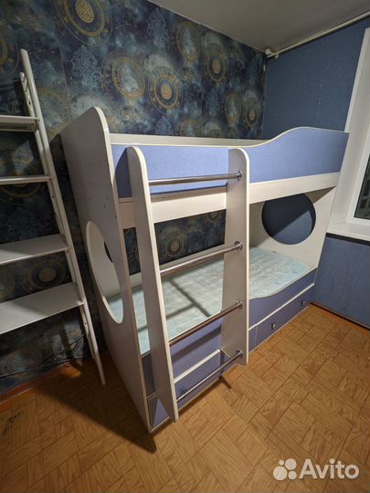 Двухъярусная кровать с матрасами