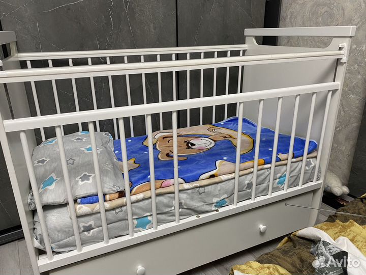 Детская кроватка с маятником и ящиком